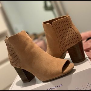 Tan/taupe Booties size 6
